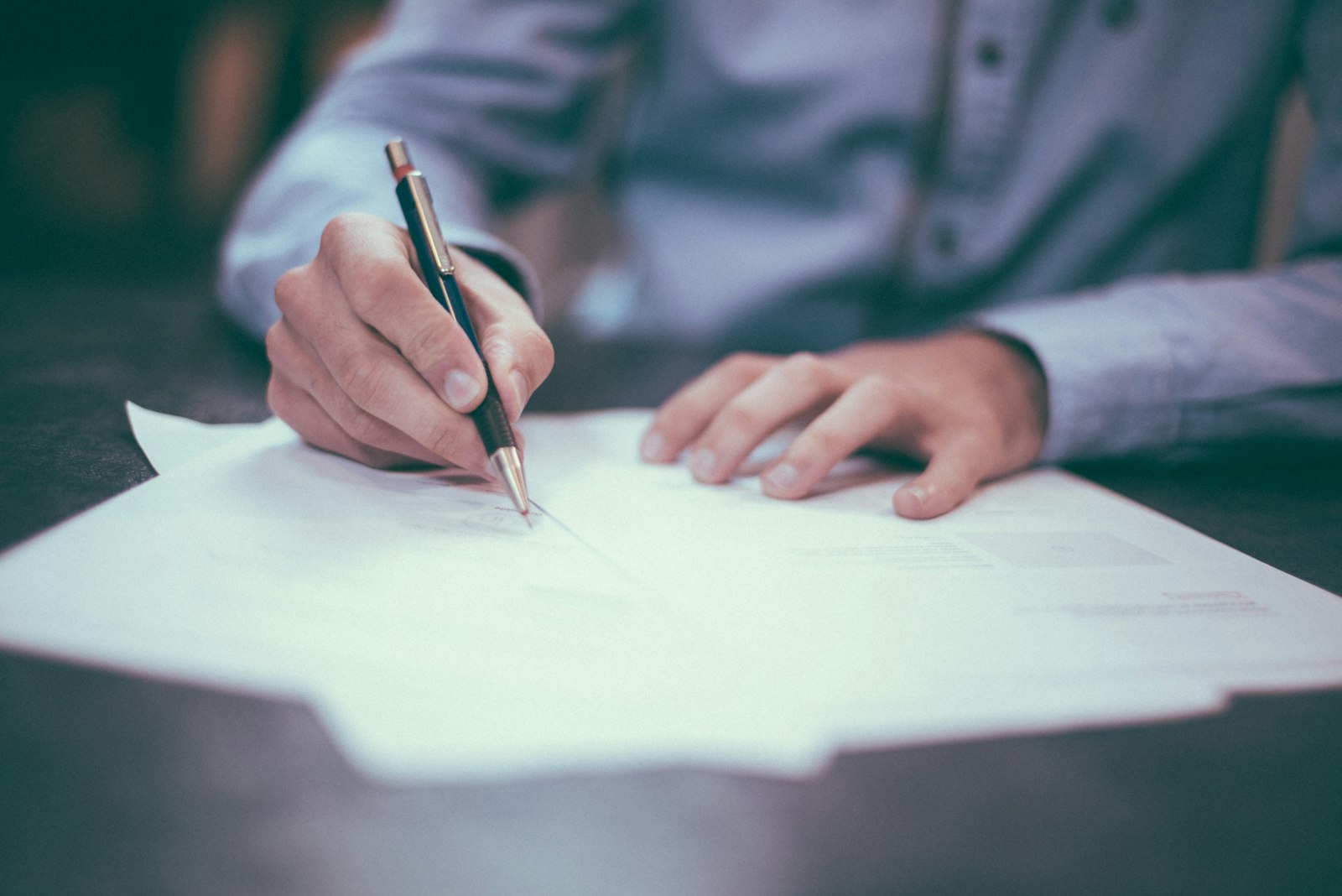 Documents fiscaux avec calculatrice et stylo plume