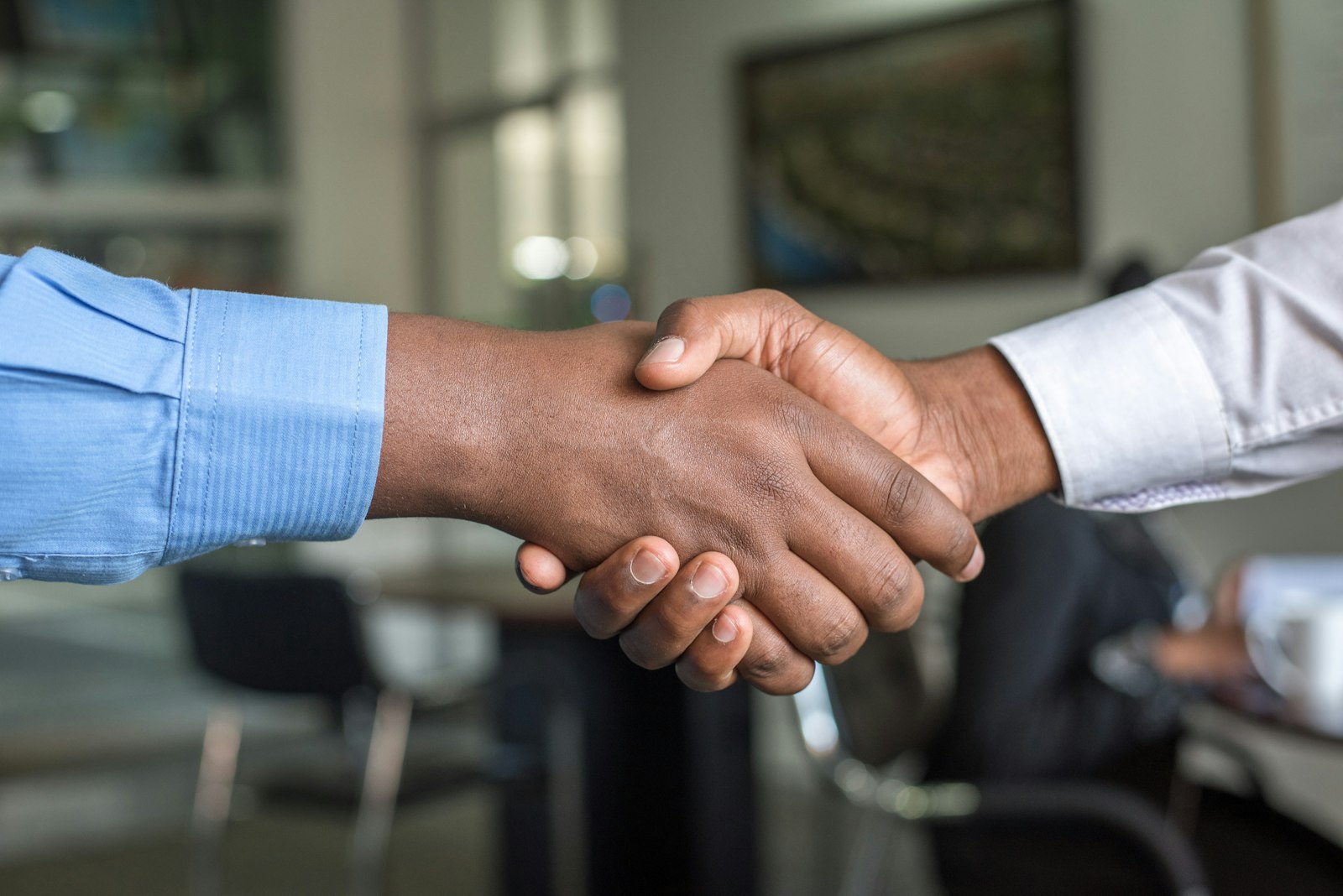 Poignee de main professionnelle entre conseiller et epargnant