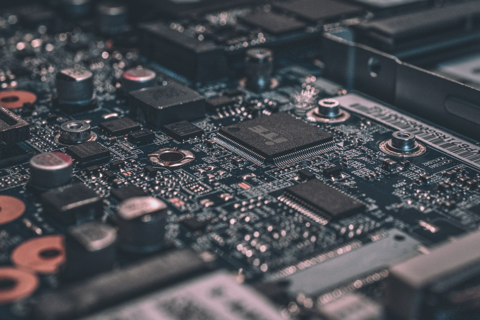 Setup professionnel de trader avec multiples ecrans et claviers