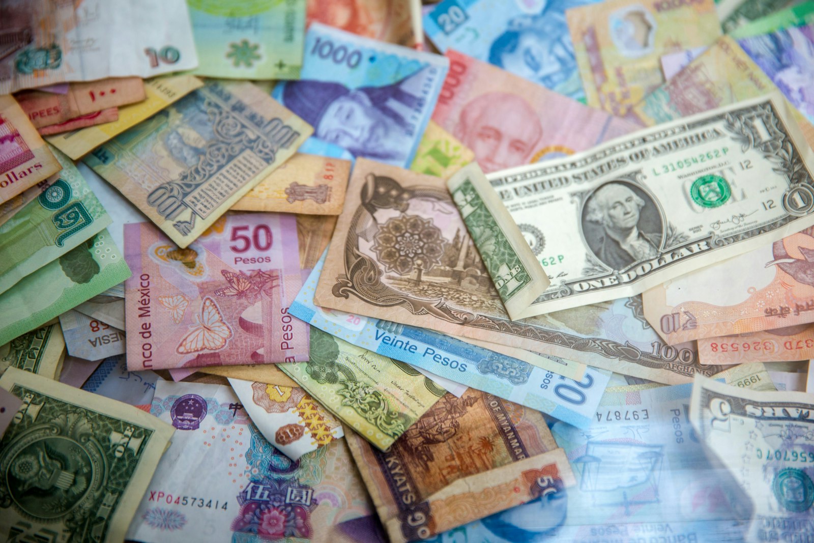 Billets d euros et de dollars croises sur un fond neutre