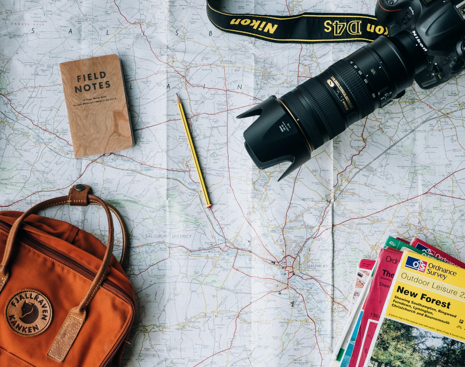Valise vintage avec passeport et documents financiers internationaux