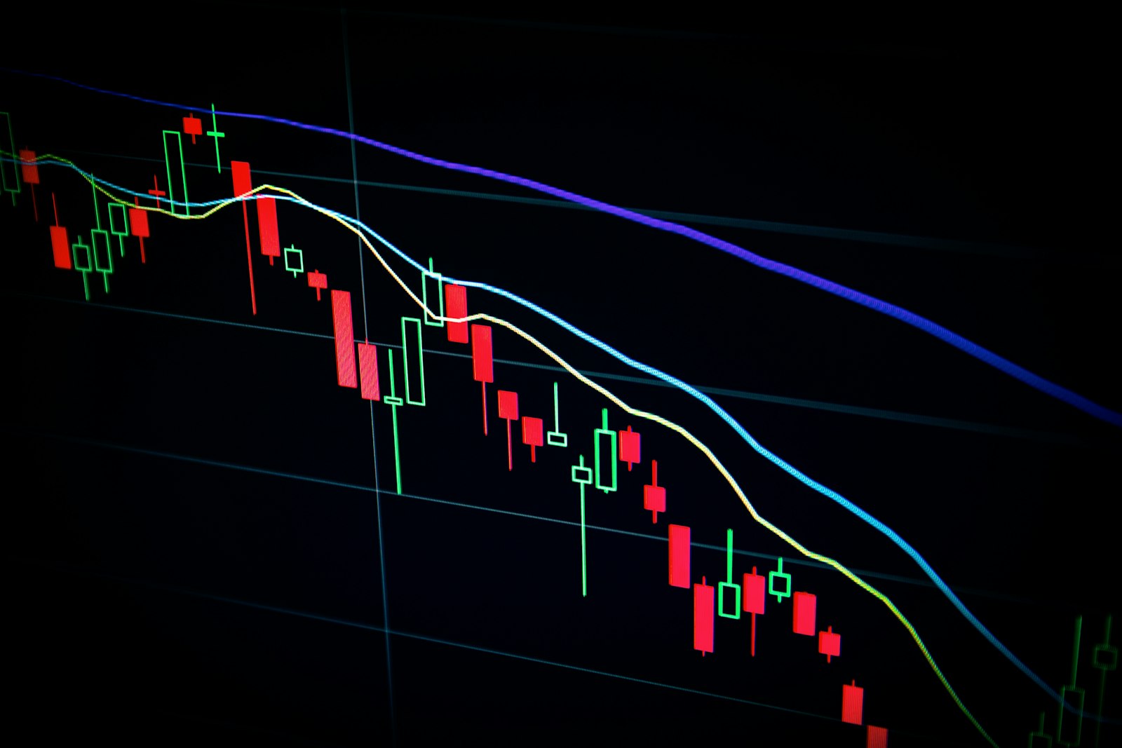 Ecrans de trading avec graphiques boursiers dans une salle de marche feutree