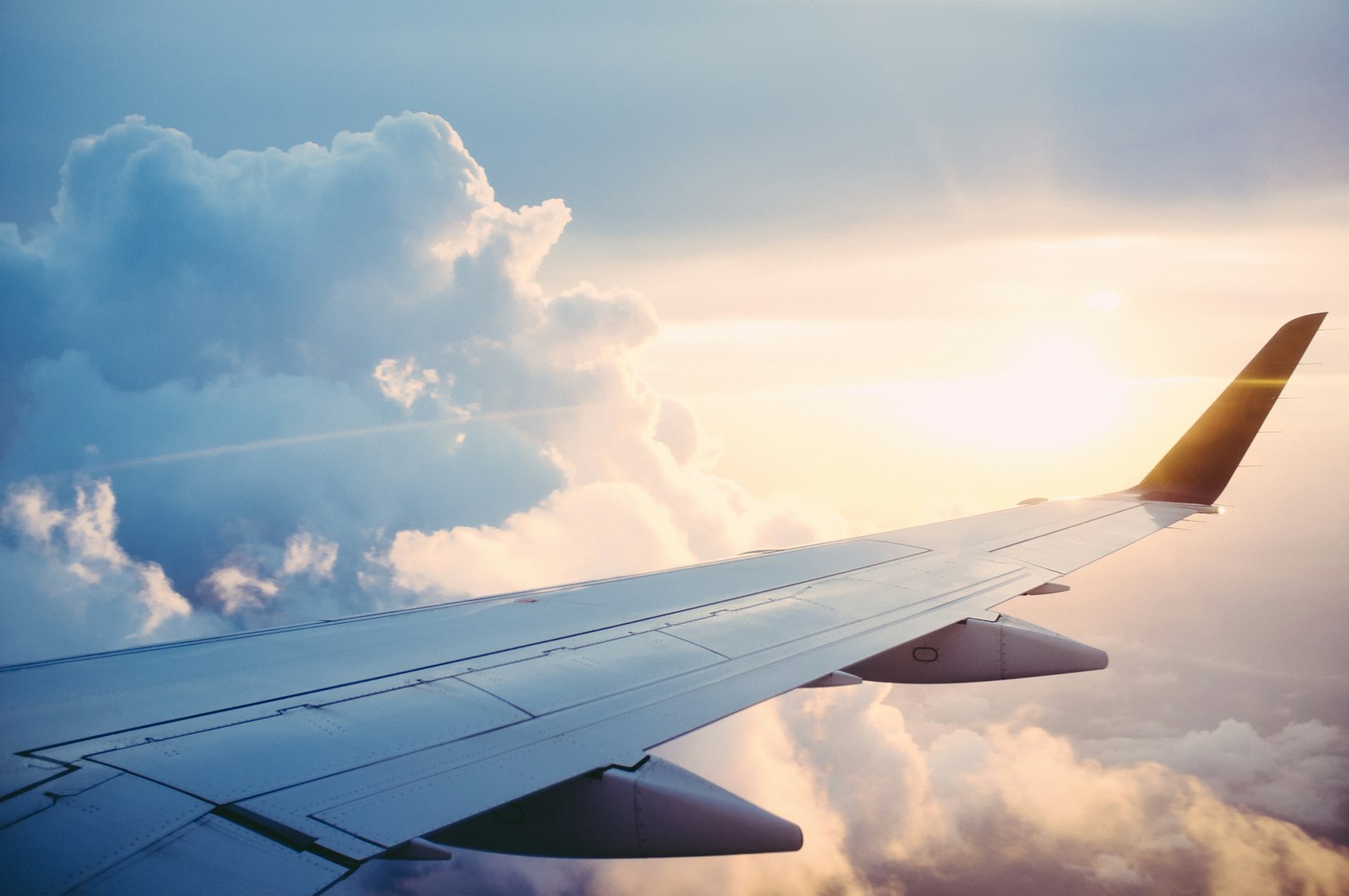 Avion vu d en bas survolant un ciel doree au coucher du soleil