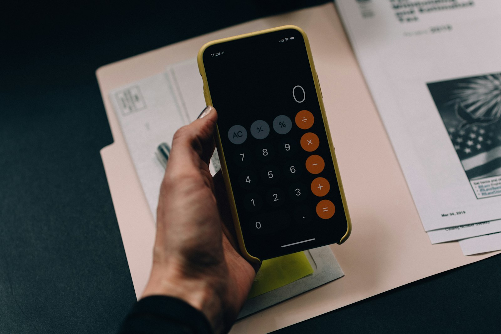 Calculatrice et formulaires fiscaux sur une table en bois