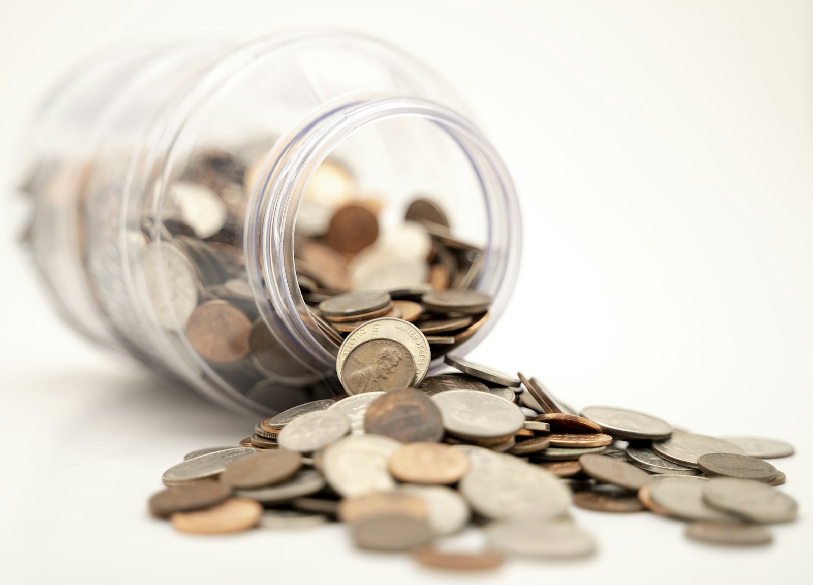 Pile de billets en euros aligne avec precision sur un bureau clair