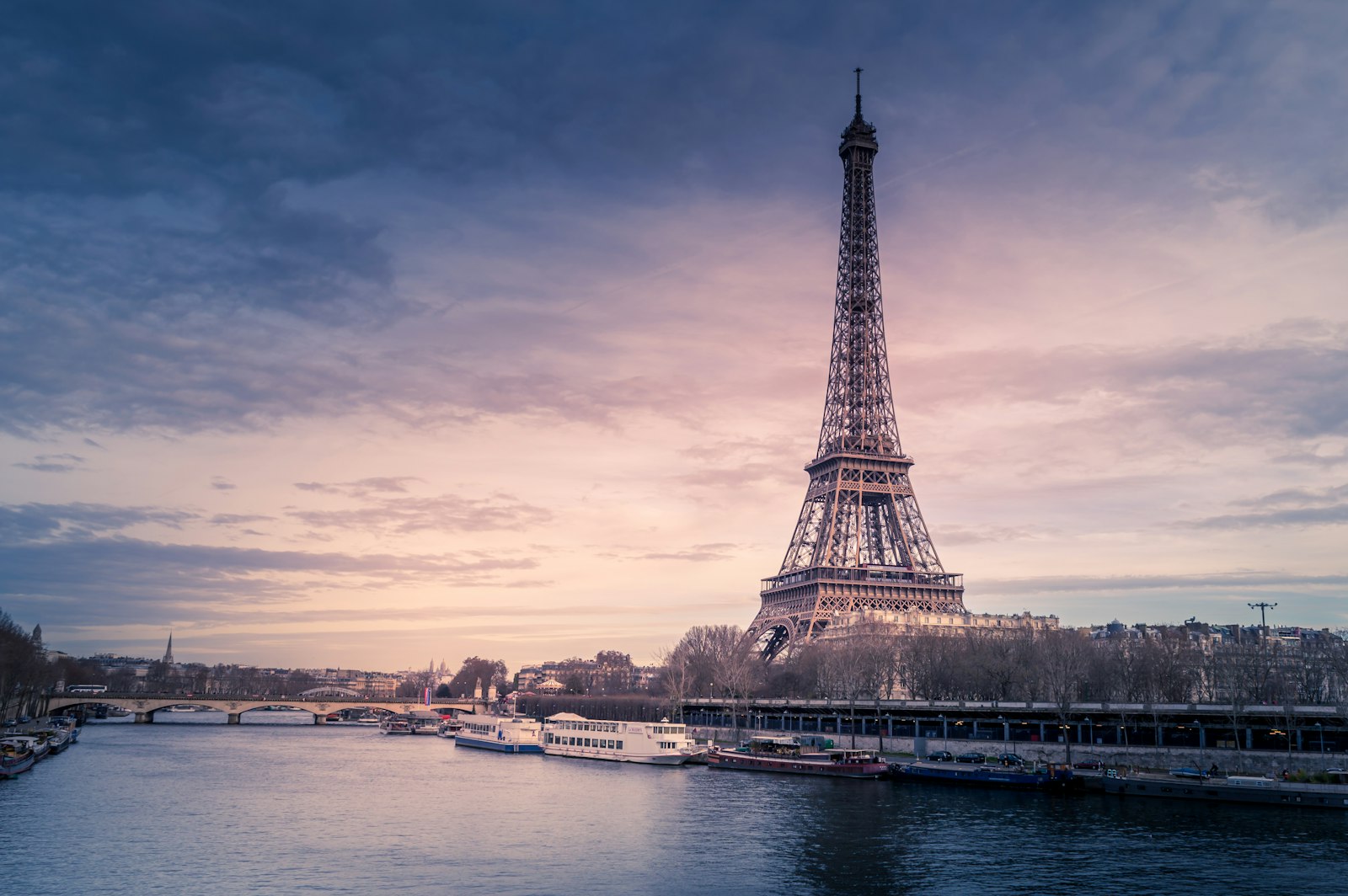 Vue aerienne de Paris avec la Tour Eiffel au coucher du soleil